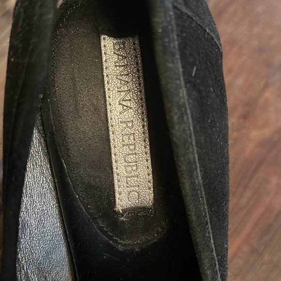 Banana Republic heeled loafer in black suede - Picture 2 of 6